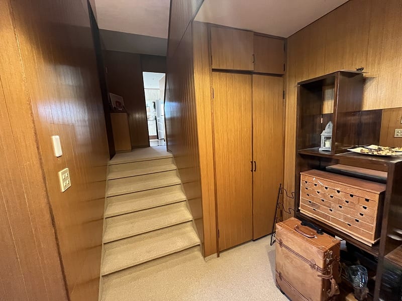 玄関ホールから居間方向階段