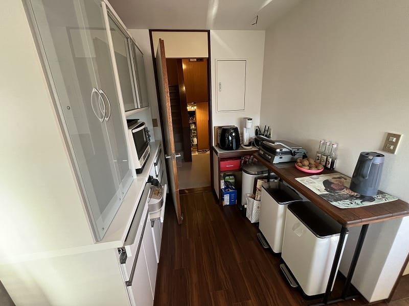 キッチンからホール方向