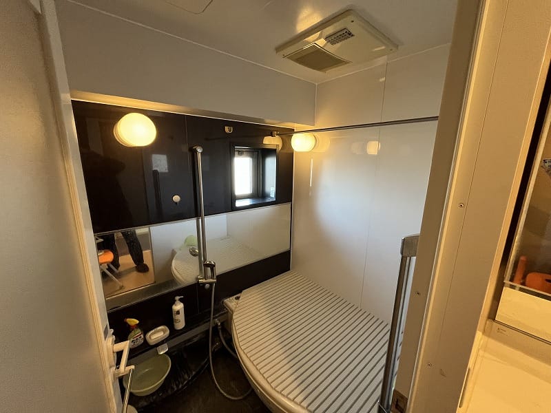 手すり設置済みで、入浴補助、介護側の負担も軽減