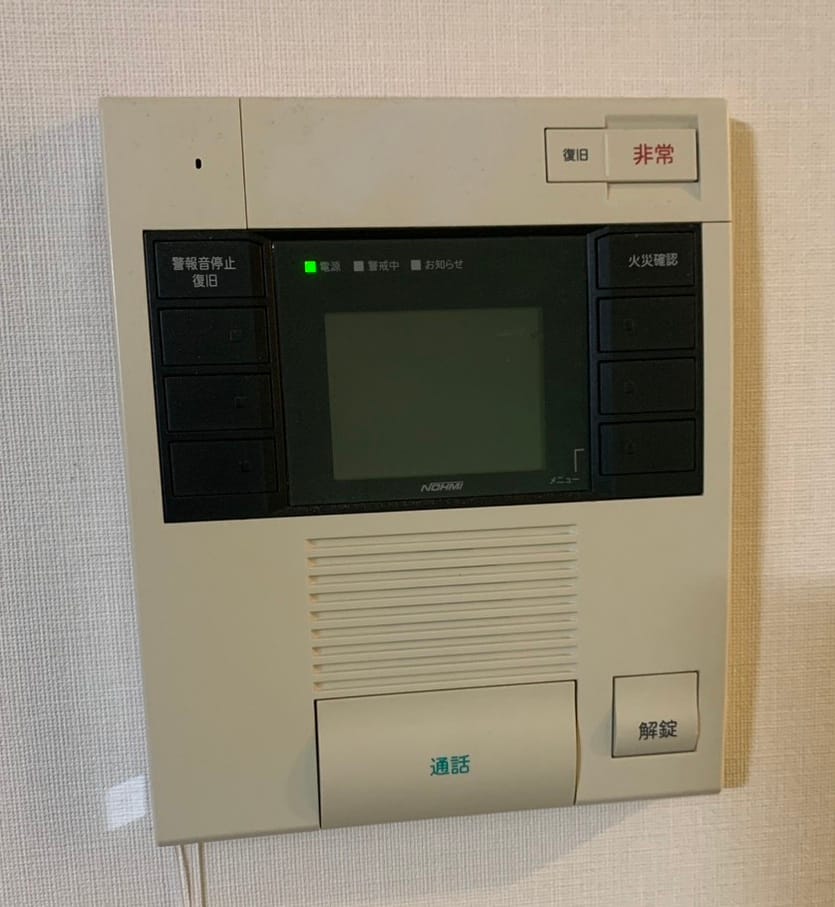 ALSOKに守られ、防犯カメラに守られ、モニター付きオートロックに守られる安心感