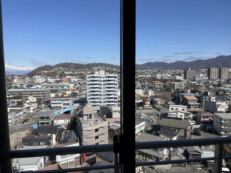 北は城山方向の眺望も楽しめる3方向に開けた間取り