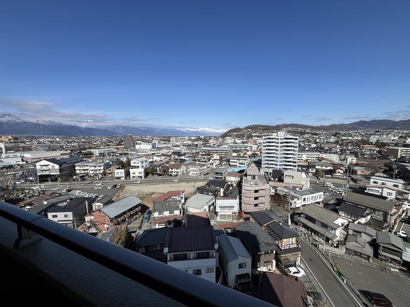 エレベーター横の扉を出たところから北方向の眺望、ここへ出てから室内階段へ