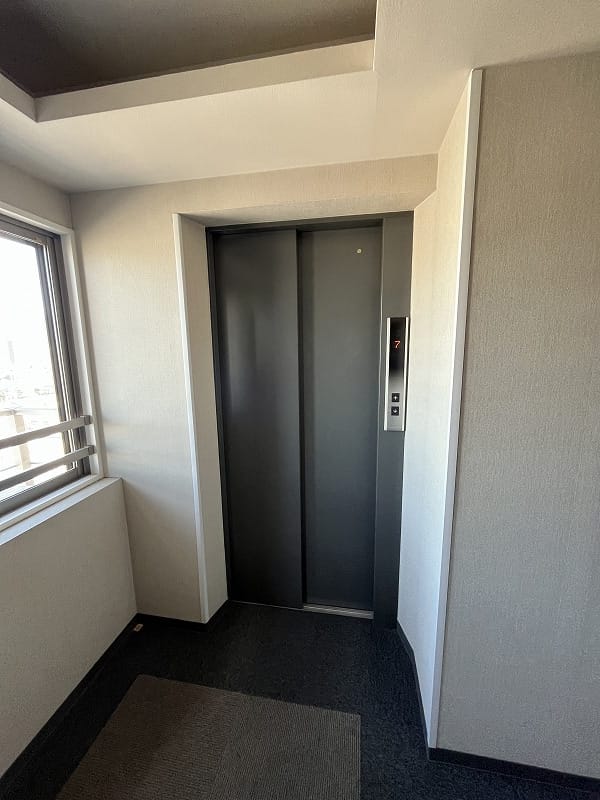室内廊下に面したエレベーターで、快適な毎日を