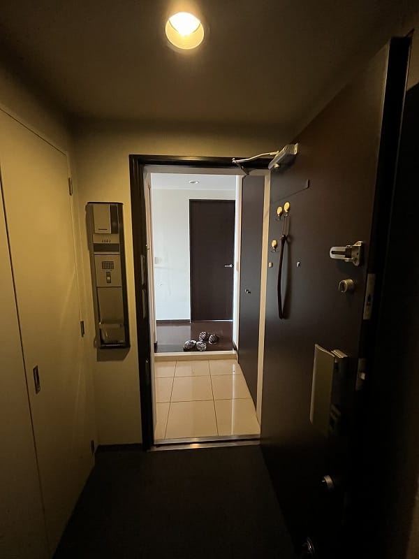 強風の時でも全く問題ない室内廊下からの玄関