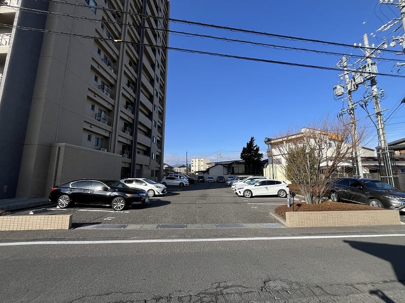 停めやすい平置きの駐車場は日々の暮らしを快適にしてくれそう