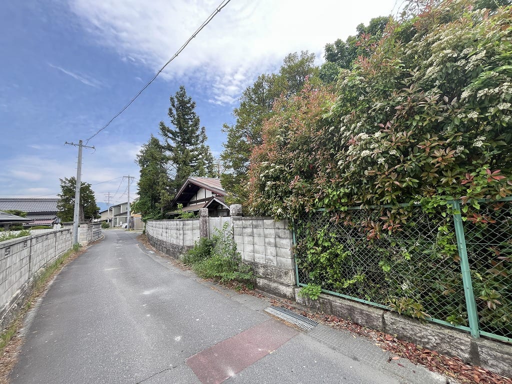 敷地北道路東方向(右は解体予定古屋)