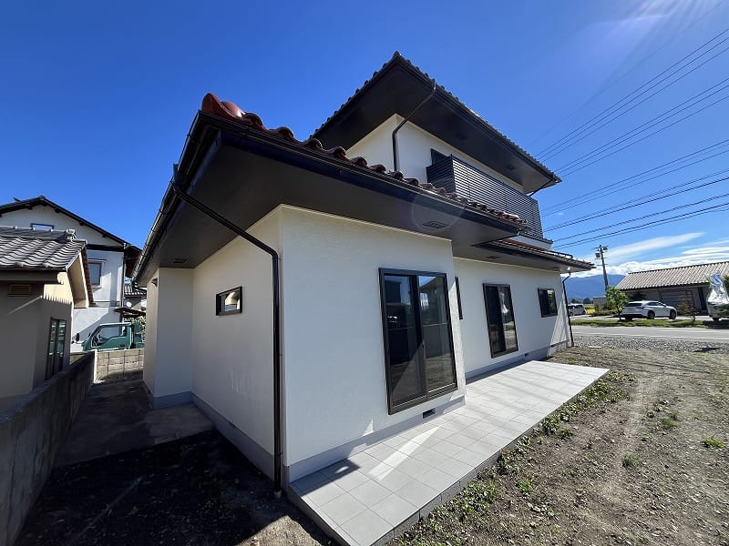 建物南西角より南と西面