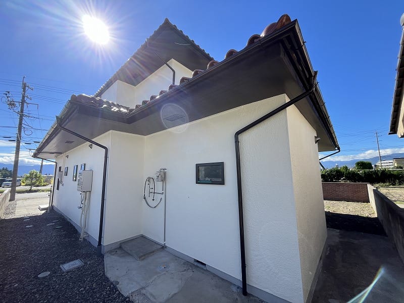 建物北西角より西と北面