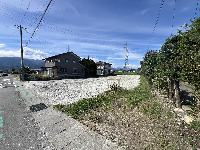 前面道路東より北西方向