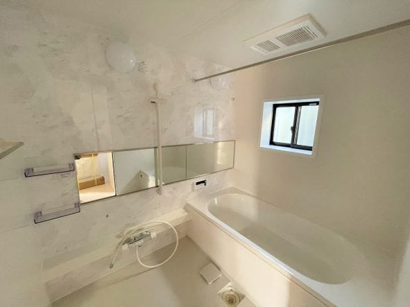 1.25坪と広めの浴室。白を基調にした清潔感と高級感のある浴室は新品です。