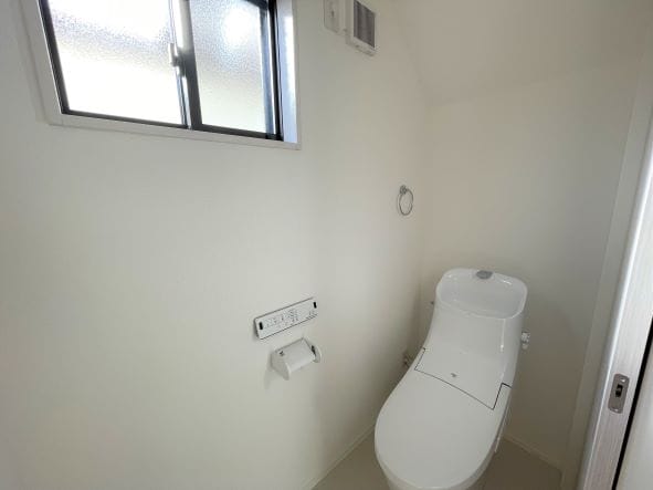 １階トイレ。LIXIL製の温水洗浄機能付きトイレです。