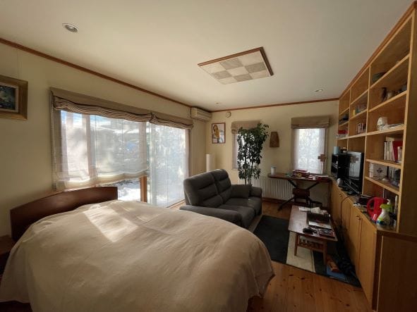 ソファがおける広めの寝室。 大きな窓で明るいです。 ウォークインクローゼットがあります。