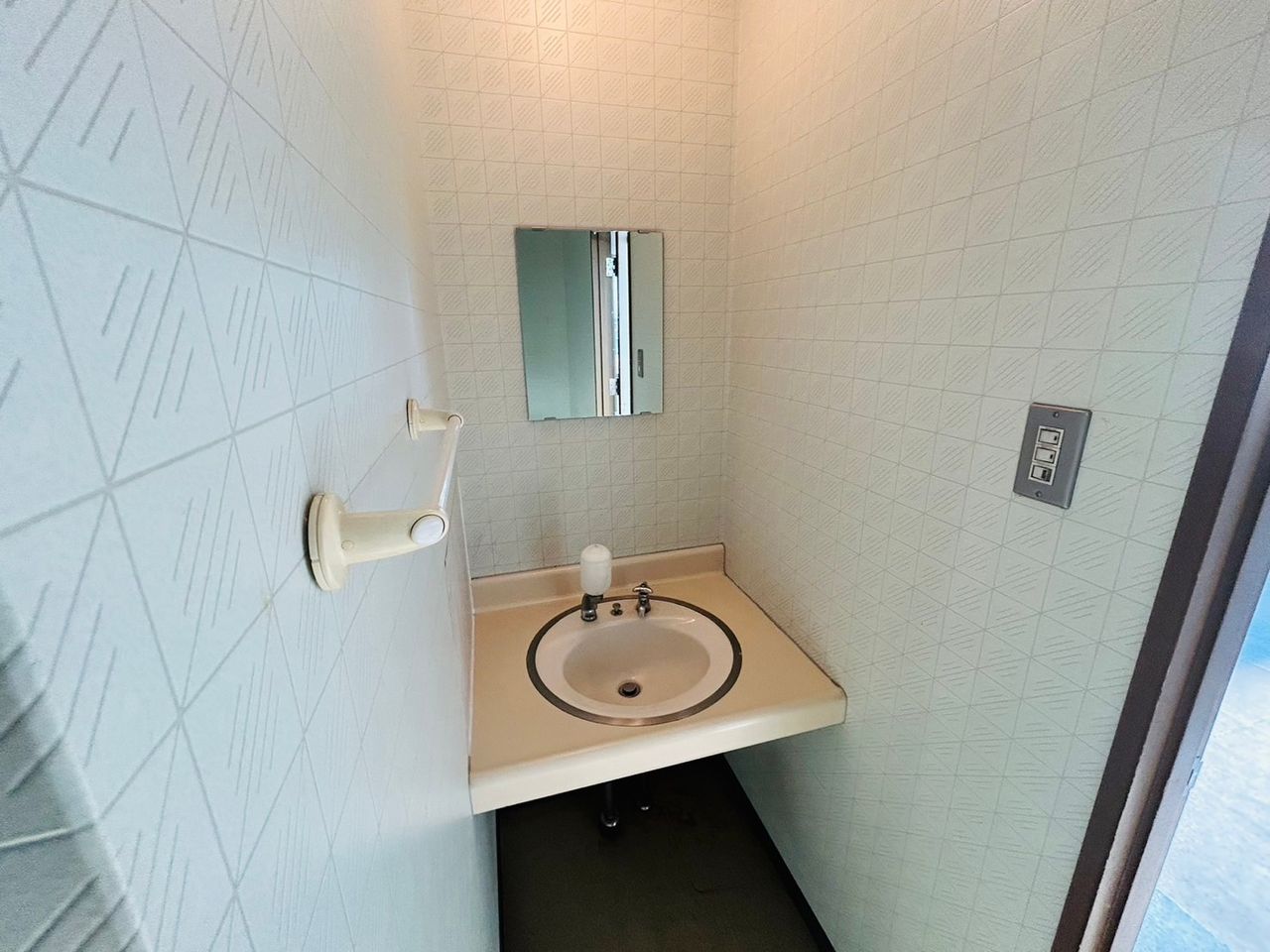 写真は同間取りの201号室のものです。