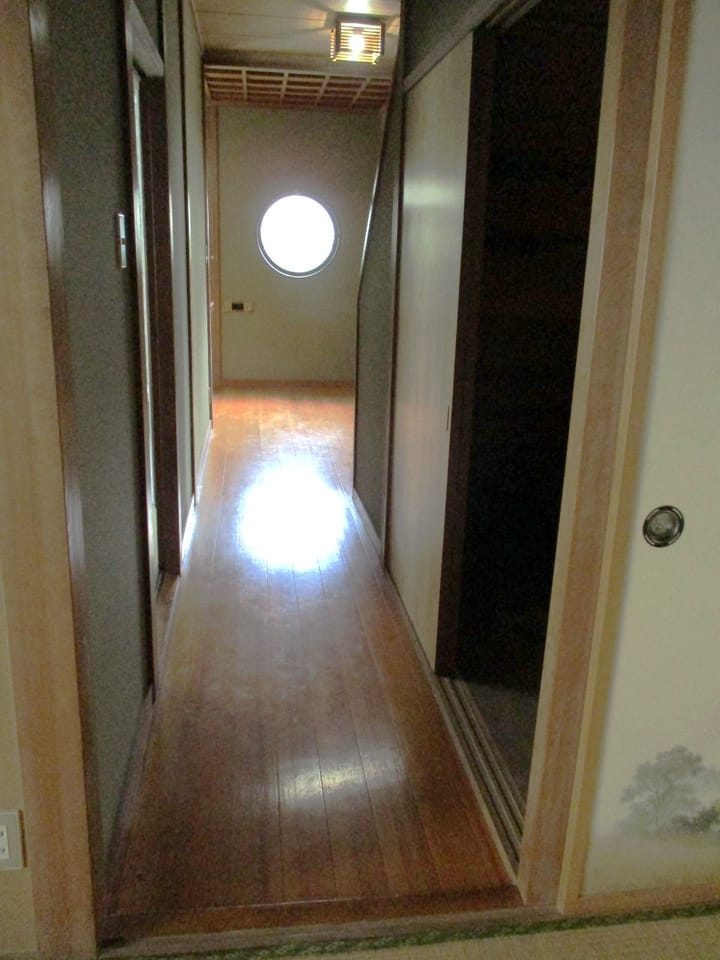 丸窓が可愛い廊下