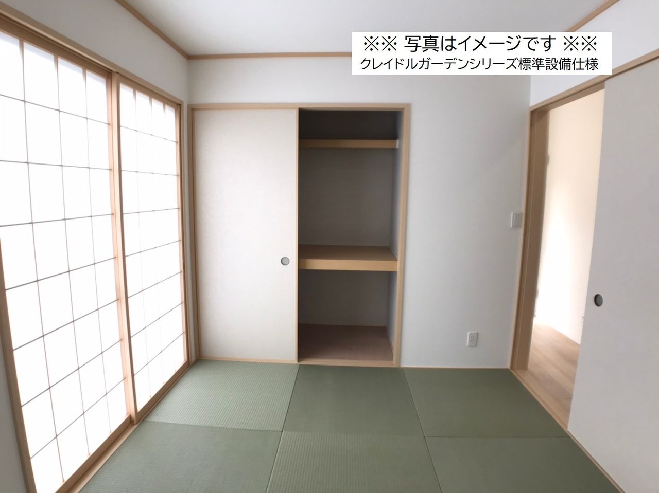 【類似物件参考写真：和室】畳スペースはお昼寝や赤ちゃんのハイハイにも重宝します。カビやダニが発生しにくい新素材の畳です。