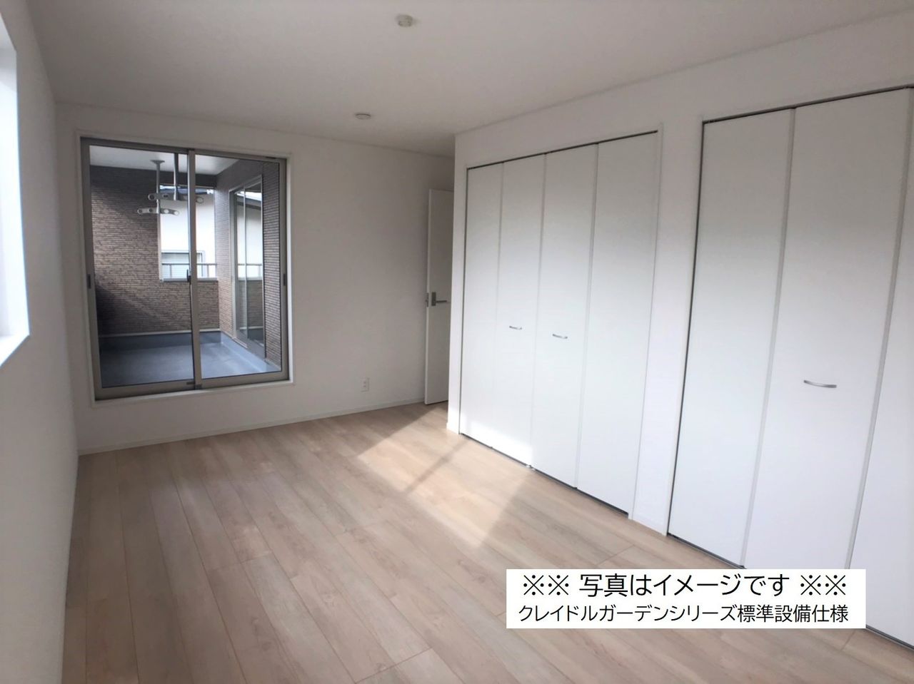 【類似物件参考写真：洋室】優しいベージュの床板とホワイトカラーでほっとするマイルームになりそうですね。クローゼットは全居室にあります。