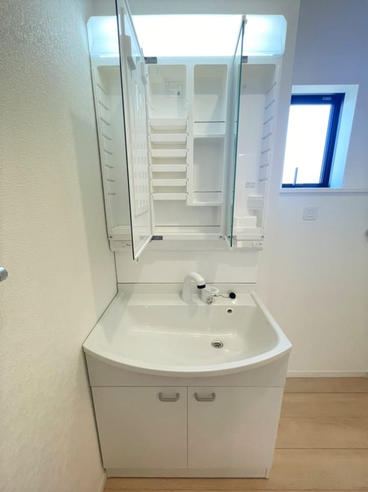 洗面台はハンドシャワーや鏡面裏の収納スペースなど機能面◎