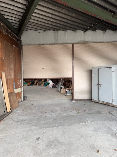 倉庫入口(手動シャッター)
