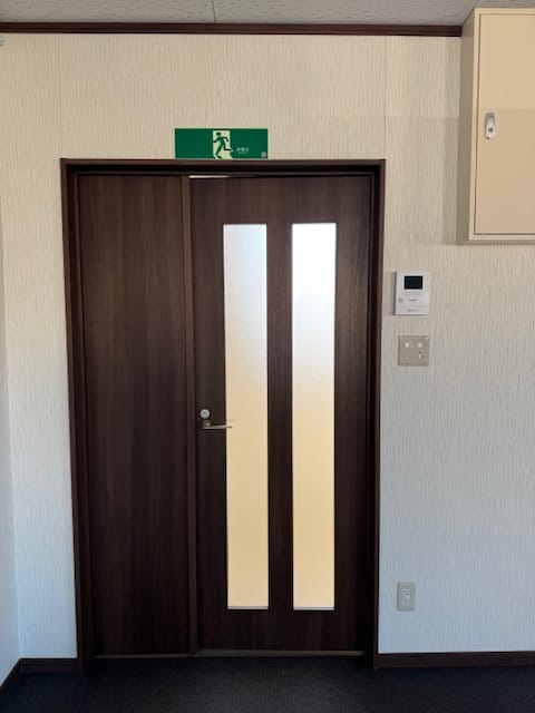 室内側からみた事務所入り口