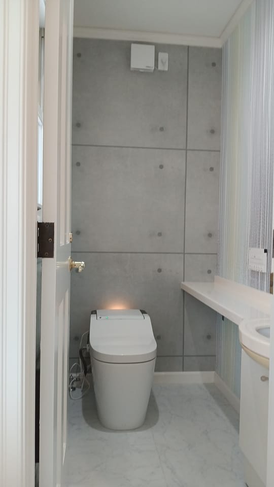 2階トイレ トイレは広くフル装備の便器が設置されています。横に手洗いとパネルヒーターが有るのもうれしいですよね