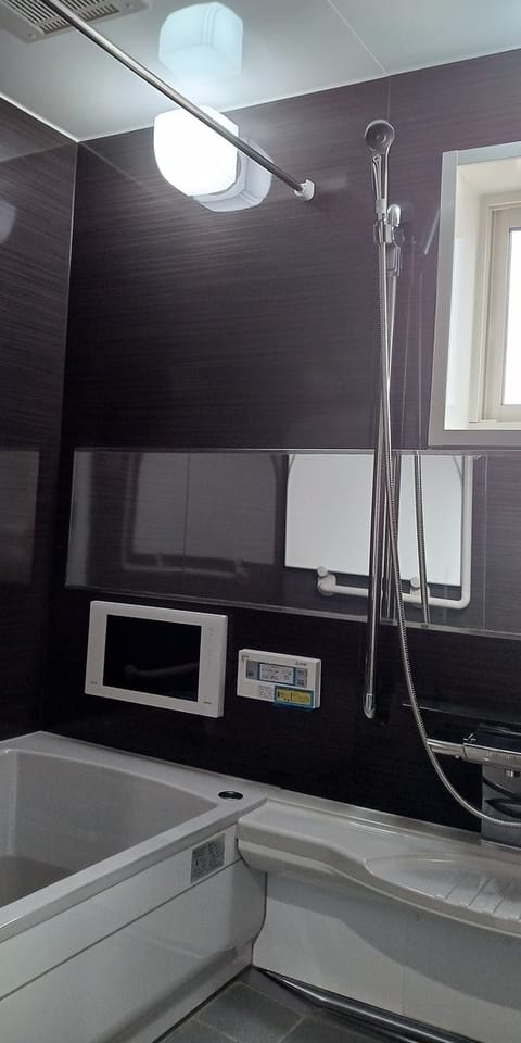1階浴室 1620の大きなバスルーム。しかも専用テレビまで付いています。1日の疲れもこのバスルームでの入浴でフレッシュアップできますよ