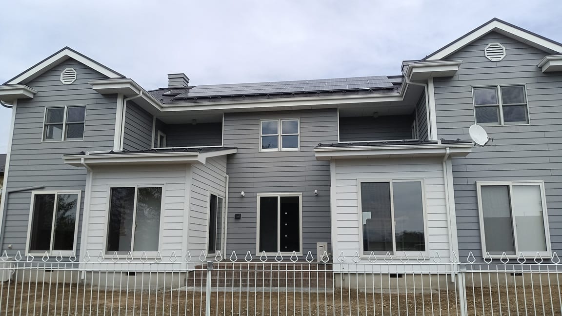 南側も左右対称のおしゃれなアメリカンスタイルです。5kwの太陽光発電システムが屋根に設置してありますから電気代が高額なこの時期本当に助かります。家族やお友達を呼んでバーベキューもいいですね