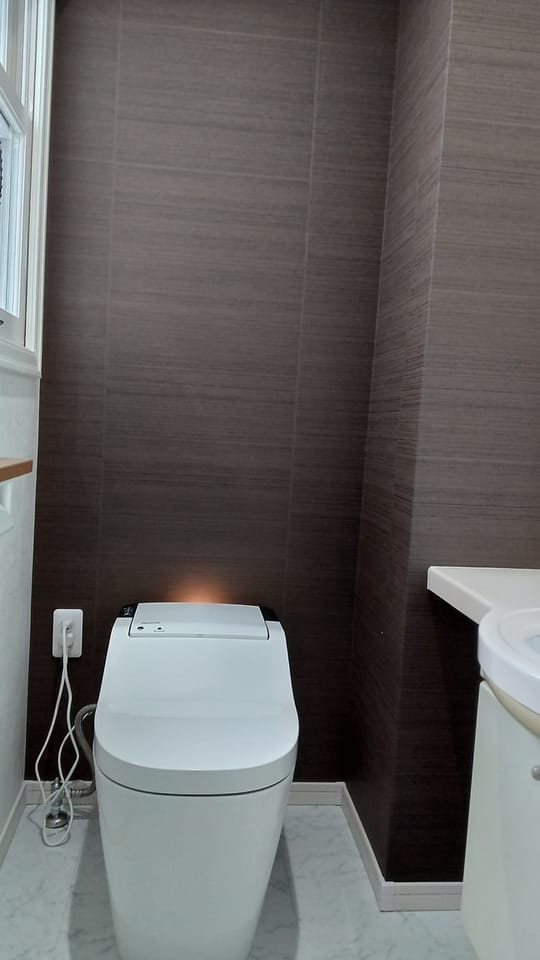 1階トイレ トイレは広くフル装備の便器が設置されていますよ。横に手洗いがあるのも嬉しいですよね