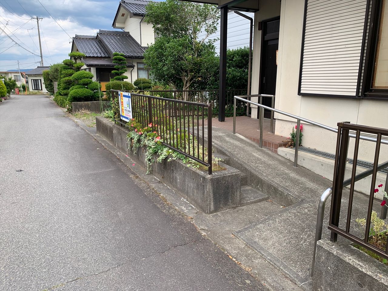 玄関アプローチスロープになってます!