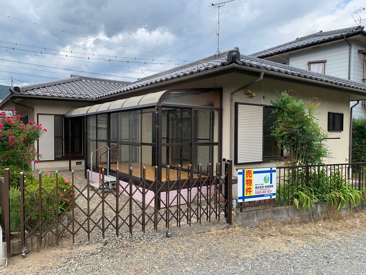 東南より