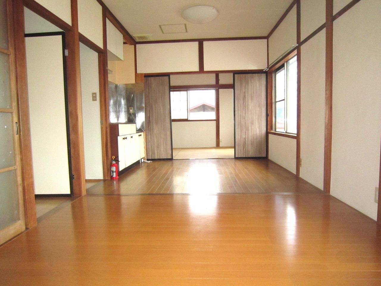LDK(9.5帖)から和室を望む
