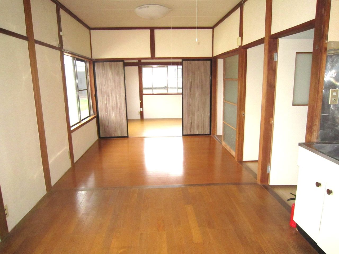 LDK(9.5帖)から洋室を望む