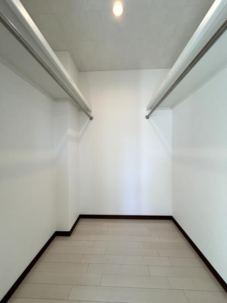 洋室1内ウォーキングクローゼット