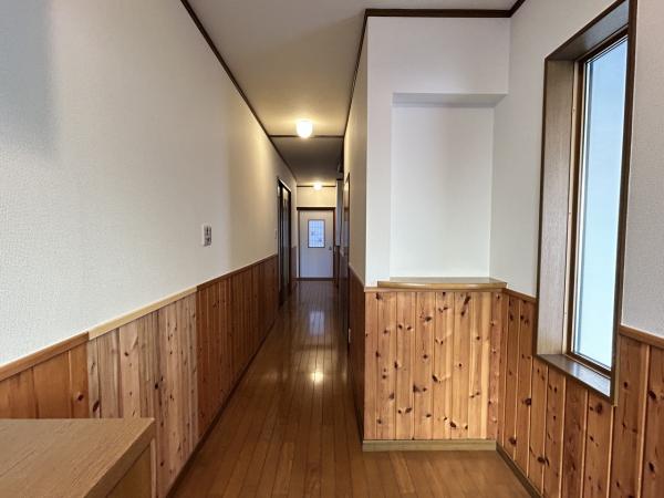 1階廊下おしゃれな腰壁