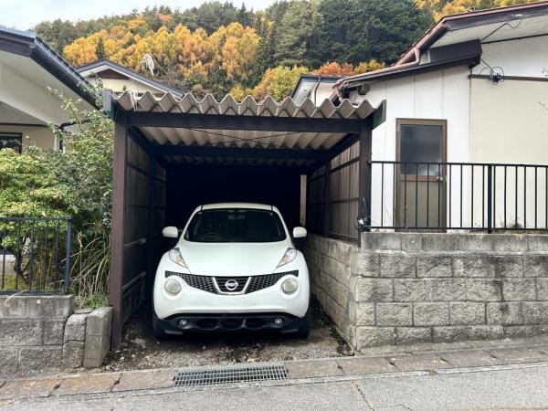 車庫、軽自動車であれば北側の建物横にもう1台駐車可能