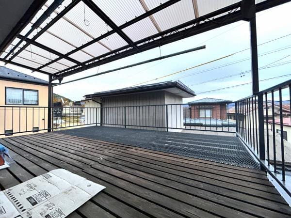 広いベランダはデッキ材、屋根材交換 換