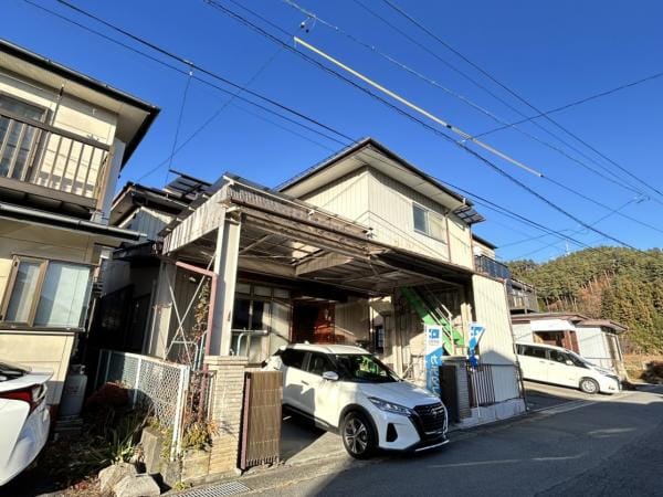 駐車場は小屋部分の解体、門、塀の撤去を行い拡張予定