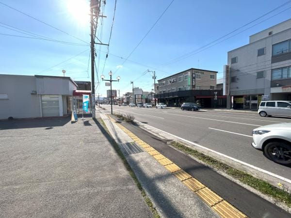 前面道路は県道です