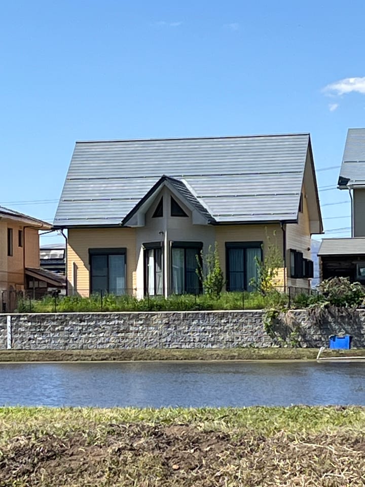 南側外観 前面は田植え前の田んぼで水が張られています