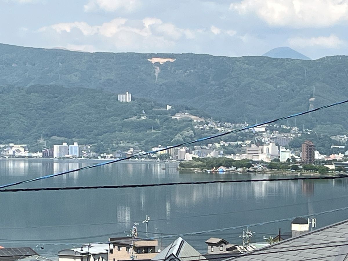 2階から諏訪湖を望む