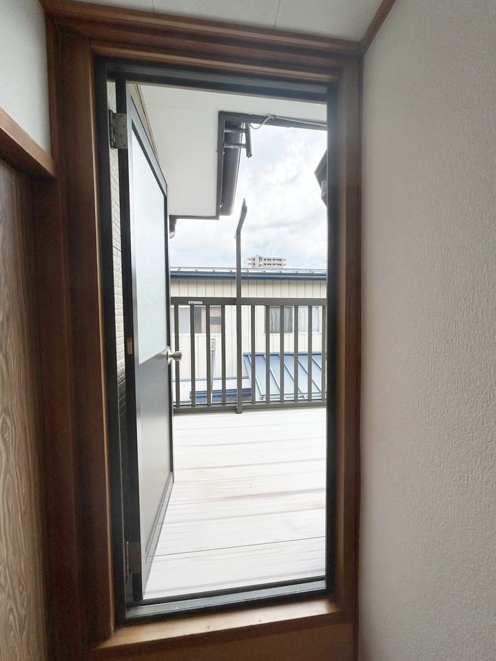 2階廊下からバルコニーへ